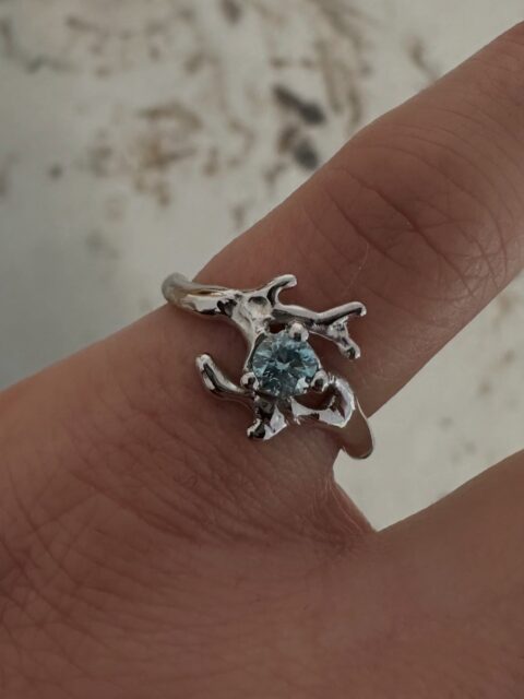 Ivy ring in Platinum with a ice blue natural diamond 🤍