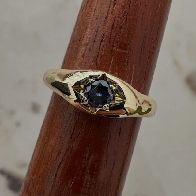 A very special piece, full of love and meaning. 🤍
Ricarda came to me with a very special ring request: she had a diamond created from the fur of her beloved dog, Teddy, who had passed away.
How does that work?
The carbon was carefully extracted from Teddy’s fur and, through HPHT (High Pressure High Temperature) synthesis, transformed into a diamond.
I created the ring in 18-karat yellow gold, finished with a delicate star setting designed to enhance the diamond and let it truly shine. 🤍
