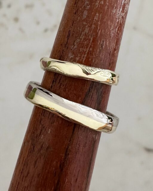 Custom wedding rings crafted in 14ct white and yellow gold, each featuring the other partner’s fingerprint engraved on the side of the band.
I find really beautiful these small, personal details that makes these rings truly unique. 🤍