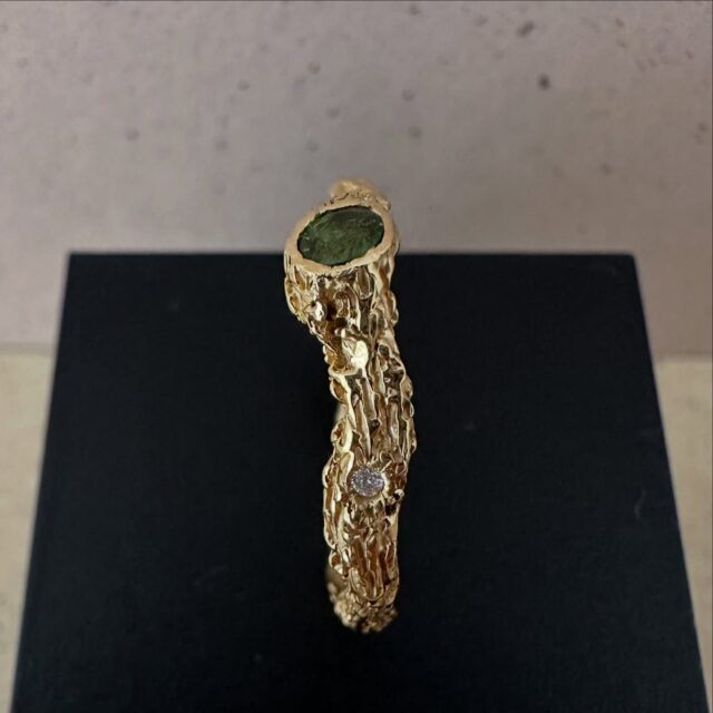 “Erosions,” the latest focus of my work, explores the forms of stones gradually reshaped by natural forces such as waves, rain, and wind.

Gold-plated silver ring set with a green tourmaline softly illuminated by a tiny diamond 🤍
