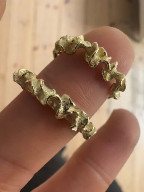 A very special wedding-ring project 🤍
We began with a 3D model created from the material translation of a song. From there, I reworked the 3D printed wax by hand, shaping them until it found its balance.
What I love most is the interplay between the smooth, ring surface and the richly textured part.