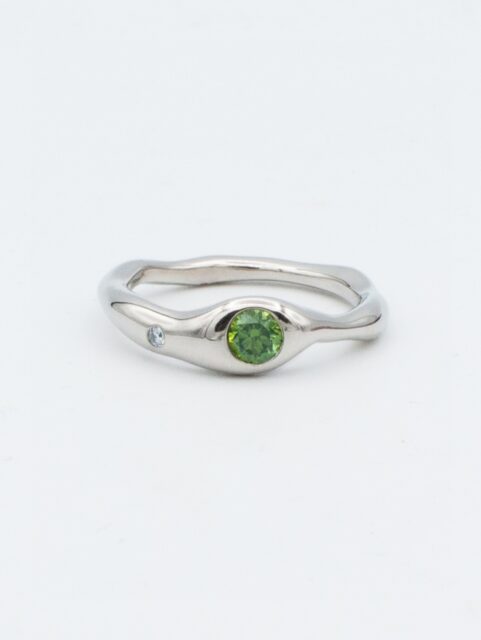 Just finished this dreamy engagement ring in white gold, featuring a green diamond at the centre and a delicate white diamond by its side. I’m a little in love with how it turned out 🤍