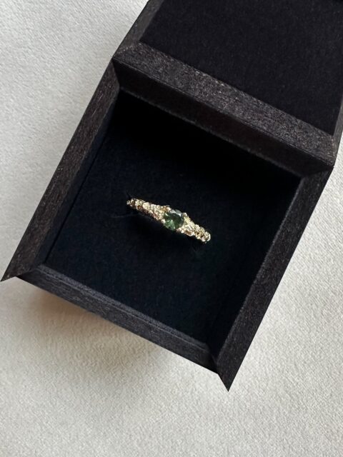Another beautiful engagement ring in 14ct yellow gold with a deep green tourmaline.
The texture is inspired by volcanic rock 🤍