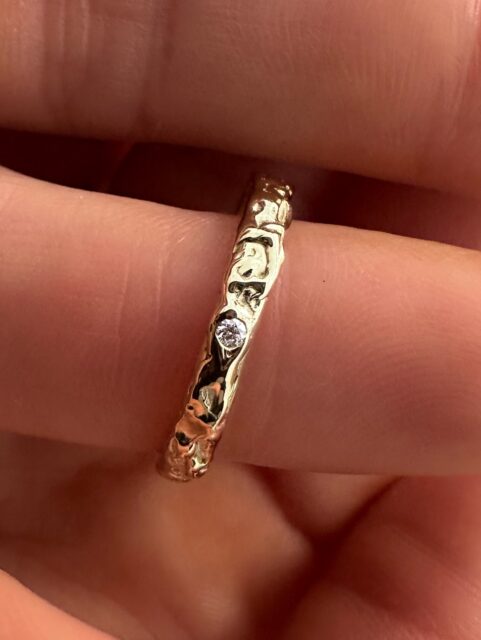 Bespoke wedding rings in 14ct yellow gold, one ring featuring a white diamond 🤍