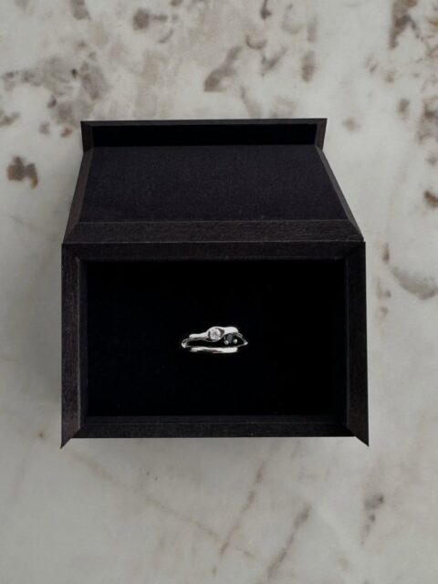 Last bespoke wedding rings I created: 18ct yellow gold ring and platinum ring featuring diamond and onyx 🤍