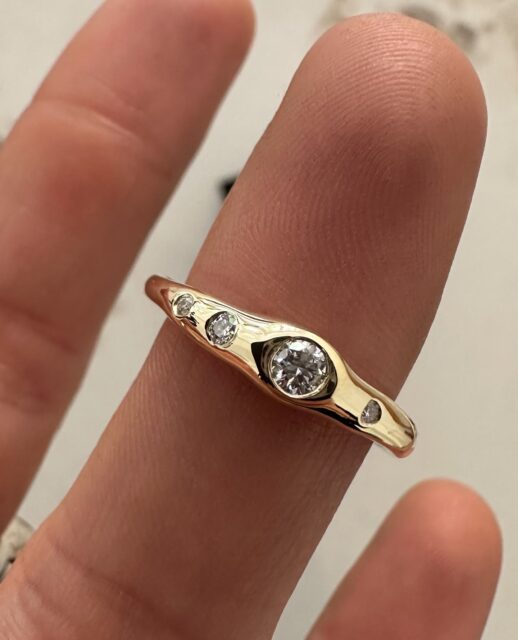 Loved this ring from the very first moment I started shaping it.

14ct yellow gold with four diamonds 🤍